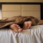 つま先が冷えて眠れない原因は？足を温めるグッズ対策の５選